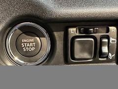 【スマートキー・プッシュスタート】キーを身につけている状態なら、ドアに付いているスイッチを押すだけで、ドアロックの開閉ができる機能。エンジン始動も便利です 4