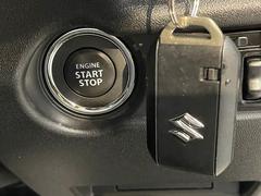 【スマートキー・プッシュスタート】キーを身につけている状態なら、ドアに付いているスイッチを押すだけで、ドアロックの開閉ができる機能。エンジン始動も便利です 3