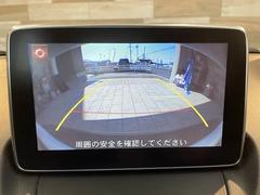 【カラーバックモニター】を装備しております。リアの映像がカラーで映し出されますので日々の駐車も安心安全です。 4