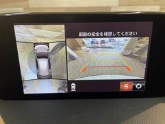 【マツダコネクトナビ】フルセグテレビやブルートゥース接続、ＤＶＤ再生など多彩な機能を併せ持っており、インパネ周りがすっきりしてますね！ 3