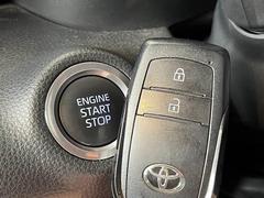 【スマートキー・プッシュスタート】キーを身につけている状態なら、ドアに付いているスイッチを押すだけで、ドアロックの開閉ができる機能。エンジン始動も便利です 6