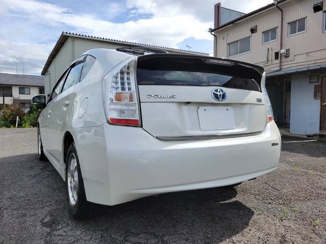 プリウス Ｓ　１．８　Ｓ　ワンオーナー禁煙車サンルーフ　ナビＢカメラ　アイドリングストップ搭載　ムーンルーフ　Ｂモニタ－　禁煙　インテリキー　デュアルエアバック　エアＢ　イモビライザー　ドライブレコ－ダ－　ナビＴＶ（4枚目）