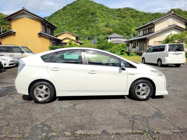 プリウス Ｓ　１．８　Ｓ　ワンオーナー禁煙車サンルーフ　ナビＢカメラ　アイドリングストップ搭載　ムーンルーフ　Ｂモニタ－　禁煙　インテリキー　デュアルエアバック　エアＢ　イモビライザー　ドライブレコ－ダ－　ナビＴＶ（5枚目）