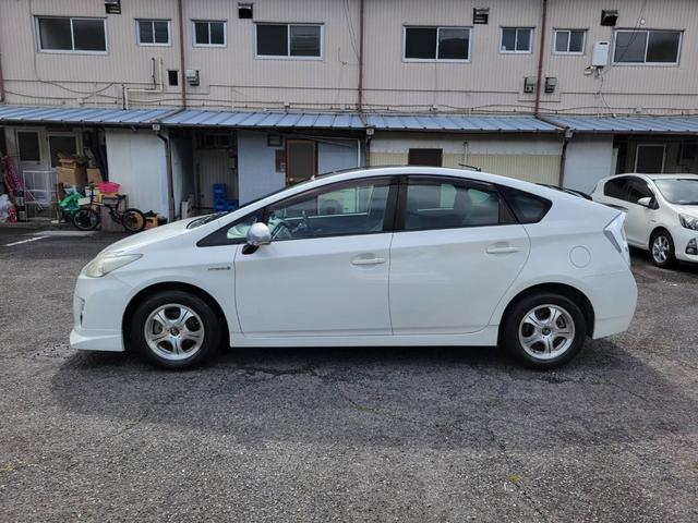 プリウス Ｓ　１．８　Ｓ　ワンオーナー禁煙車サンルーフ　ナビＢカメラ　アイドリングストップ搭載　ムーンルーフ　Ｂモニタ－　禁煙　インテリキー　デュアルエアバック　エアＢ　イモビライザー　ドライブレコ－ダ－　ナビＴＶ（6枚目）