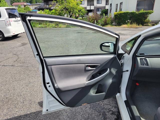 プリウス Ｓ　１．８　Ｓ　ワンオーナー禁煙車サンルーフ　ナビＢカメラ　アイドリングストップ搭載　ムーンルーフ　Ｂモニタ－　禁煙　インテリキー　デュアルエアバック　エアＢ　イモビライザー　ドライブレコ－ダ－　ナビＴＶ（33枚目）