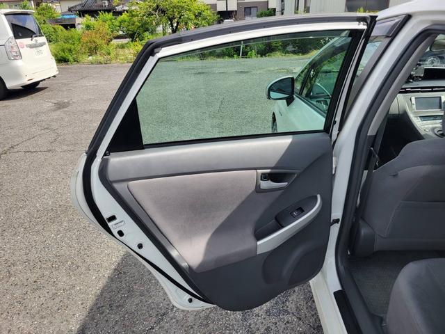 プリウス Ｓ　１．８　Ｓ　ワンオーナー禁煙車サンルーフ　ナビＢカメラ　アイドリングストップ搭載　ムーンルーフ　Ｂモニタ－　禁煙　インテリキー　デュアルエアバック　エアＢ　イモビライザー　ドライブレコ－ダ－　ナビＴＶ（34枚目）