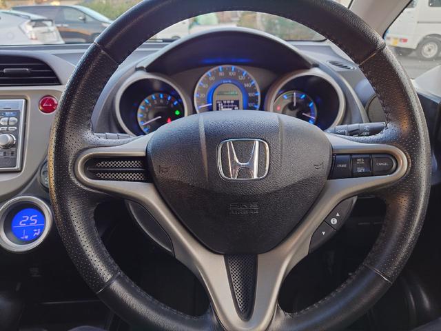 フィットハイブリッド ハイブリッド・10thアニバーサリー 1.3 10thアニバーサリー 下取り車 ナビ Bカメラ ETC ドラレコ TV オートクルーズコントロール スマートキー 盗難防止システム 衝突安全ボディ アルミホイール CD DVD USB(3枚目)