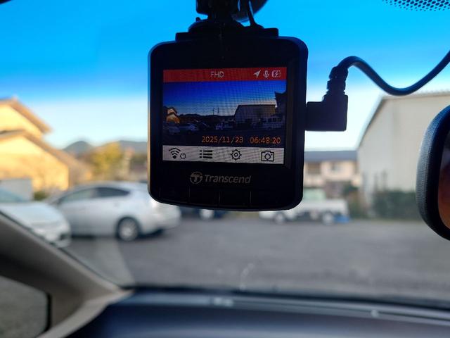 フィットハイブリッド ハイブリッド・10thアニバーサリー 1.3 10thアニバーサリー 下取り車 ナビ Bカメラ ETC ドラレコ TV オートクルーズコントロール スマートキー 盗難防止システム 衝突安全ボディ アルミホイール CD DVD USB(7枚目)