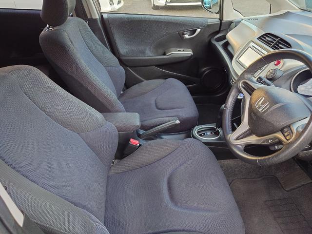 フィットハイブリッド ハイブリッド・10thアニバーサリー 1.3 10thアニバーサリー 下取り車 ナビ Bカメラ ETC ドラレコ TV オートクルーズコントロール スマートキー 盗難防止システム 衝突安全ボディ アルミホイール CD DVD USB(9枚目)