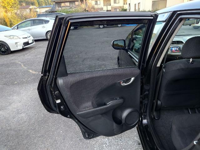 フィットハイブリッド ハイブリッド・10thアニバーサリー 1.3 10thアニバーサリー 下取り車 ナビ Bカメラ ETC ドラレコ TV オートクルーズコントロール スマートキー 盗難防止システム 衝突安全ボディ アルミホイール CD DVD USB(22枚目)