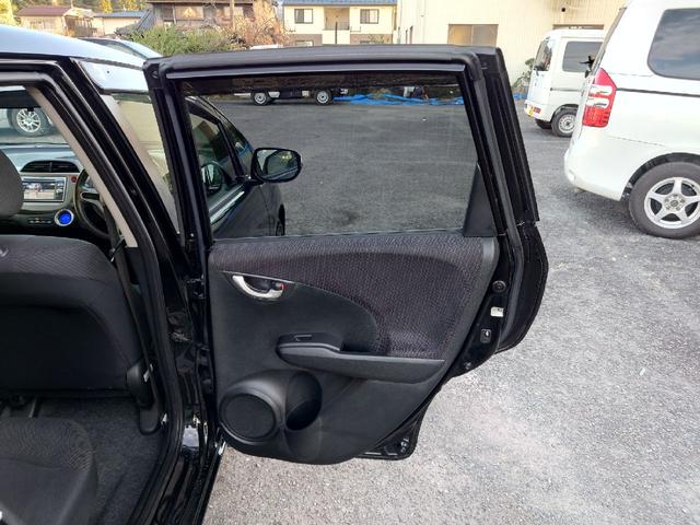 フィットハイブリッド ハイブリッド・10thアニバーサリー 1.3 10thアニバーサリー 下取り車 ナビ Bカメラ ETC ドラレコ TV オートクルーズコントロール スマートキー 盗難防止システム 衝突安全ボディ アルミホイール CD DVD USB(30枚目)