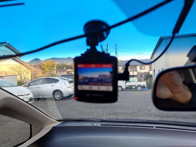 フィットハイブリッド ハイブリッド・10thアニバーサリー 1.3 10thアニバーサリー 下取り車 ナビ Bカメラ ETC ドラレコ TV オートクルーズコントロール スマートキー 盗難防止システム 衝突安全ボディ アルミホイール CD DVD USB(52枚目)