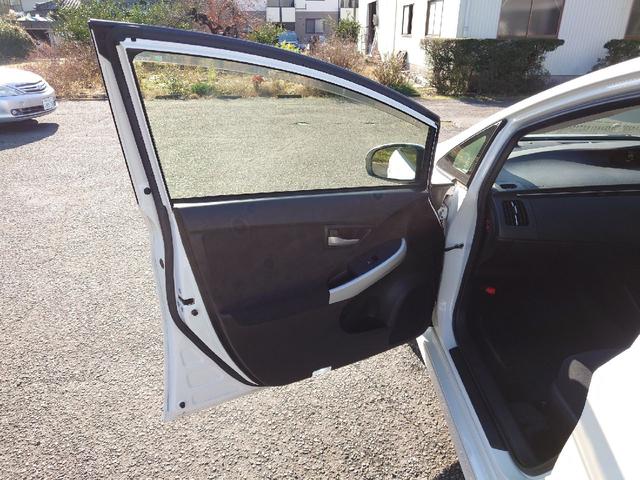 プリウス 　ワンオーナー　禁煙車　ドライブレコーダー　ＥＴＣ　バックカメラ　ＴＶ　アルミホイール　ＨＩＤ　ＣＶＴ　盗難防止システム　衝突安全ボディ　ＡＢＳ　Ｂｌｕｅｔｏｏｔｈ　エアコン　パワーステアリング（56枚目）