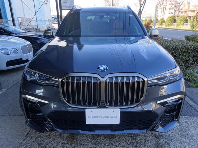 Ｘ７ Ｍ５０ｉ　正規ディーラー車　７人乗り　スカイラウンジ　パノラマルーフ　ウェルネスＰＫＧ　リアエンターテイメント　ＯＰ２２インチＡＷ　Ｂｏｗｅｒｓ＆Ｗｉｌｋｉｎｓオーディオシステム　新車取説　保証書　スペアキー（9枚目）