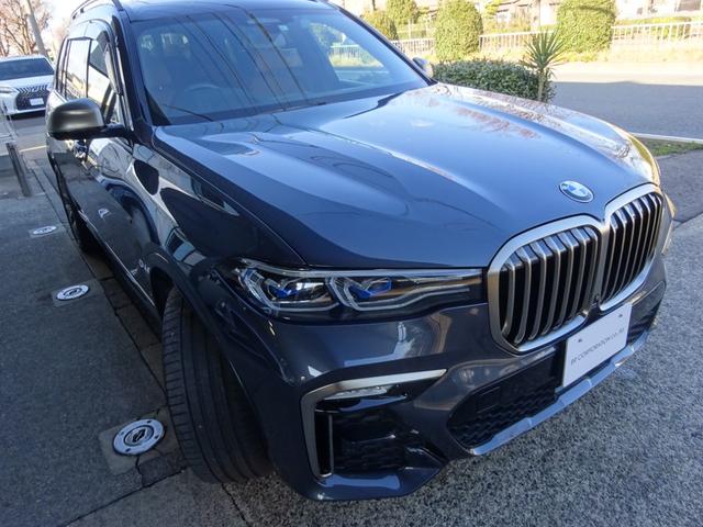 Ｘ７ Ｍ５０ｉ　正規ディーラー車　７人乗り　スカイラウンジ　パノラマルーフ　ウェルネスＰＫＧ　リアエンターテイメント　ＯＰ２２インチＡＷ　Ｂｏｗｅｒｓ＆Ｗｉｌｋｉｎｓオーディオシステム　新車取説　保証書　スペアキー（11枚目）