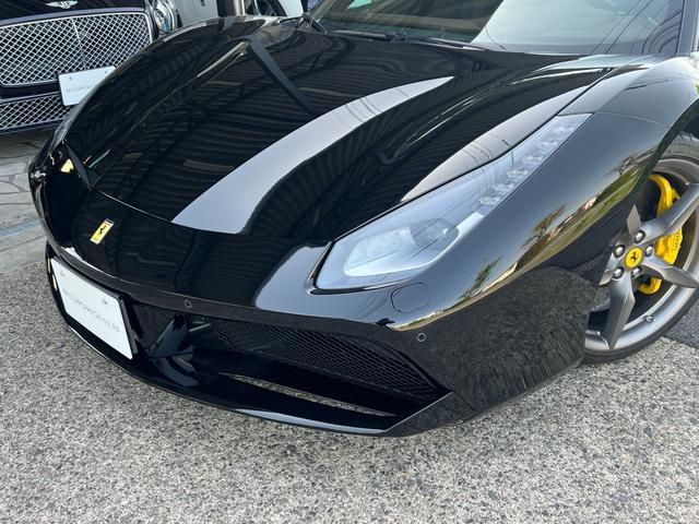 ４８８ＧＴＢ ベースグレード　正規ディーラー車　左ハンドル　カーボンファイバーＬＥＤハンドル　カーボンファイバードライビングゾーン　カープレイ　バックカメラ　前後パークセンサー　新車取説　保証書　スペアキー　備品全て有ります（7枚目）