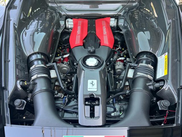 ４８８ＧＴＢ ベースグレード　正規ディーラー車　左ハンドル　カーボンファイバーＬＥＤハンドル　カーボンファイバードライビングゾーン　カープレイ　バックカメラ　前後パークセンサー　新車取説　保証書　スペアキー　備品全て有ります（34枚目）