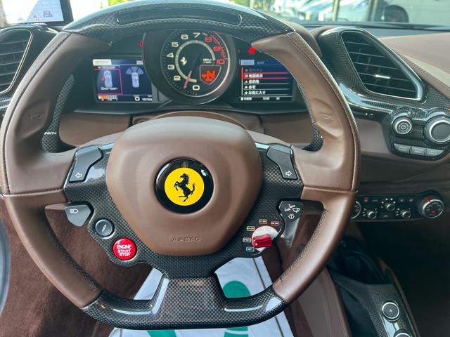 ４８８ＧＴＢ ベースグレード　正規ディーラー車　左ハンドル　カーボンファイバーＬＥＤハンドル　カーボンファイバードライビングゾーン　カープレイ　バックカメラ　前後パークセンサー　新車取説　保証書　スペアキー　備品全て有ります（46枚目）