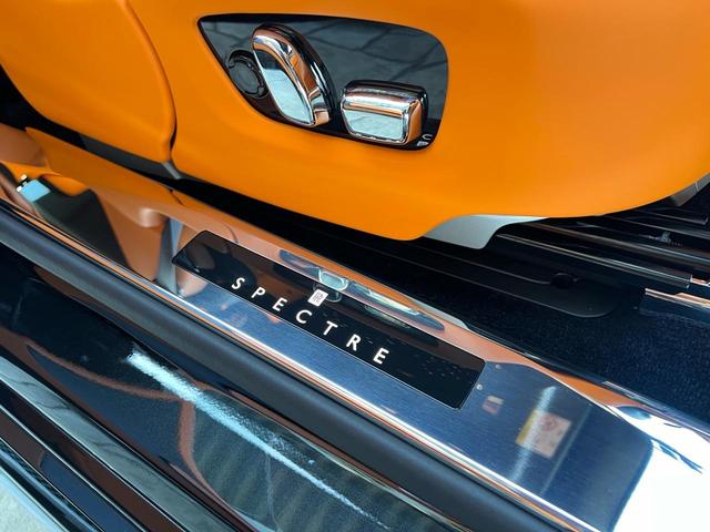 ロールスロイスその他 　スペクター　正規ディーラー車　ワンオーナー車　登録済み未使用車　左ハンドル　スターライトドアーズ　ビスポークインテリア　２３インチ７スポークＰＰＷ　ショルダーコーチライン　新車取説　保証書　スペアキー（33枚目）