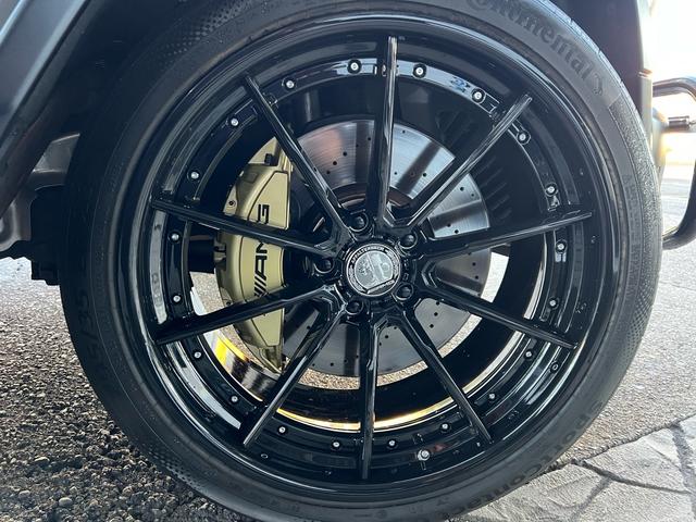 Ｇクラス Ｇ６３　ＡＭＧ　２０ｔｈアニバーサリー　正規ディーラー車　右ハンドル　限定３００台（内１００台限定）ナイトパッケージＩＩ　鍛造２３インチオリジナルホイール（新品装着）新品タイヤ　新車取説　保証書　スペアキー有（16枚目）