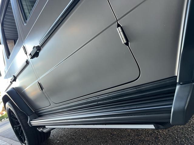 Ｇクラス Ｇ６３　ＡＭＧ　２０ｔｈアニバーサリー　正規ディーラー車　右ハンドル　限定３００台（内１００台限定）ナイトパッケージＩＩ　鍛造２３インチオリジナルホイール（新品装着）新品タイヤ　新車取説　保証書　スペアキー有（17枚目）