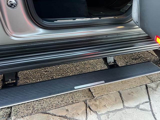 Ｇクラス Ｇ６３　ＡＭＧ　２０ｔｈアニバーサリー　正規ディーラー車　右ハンドル　限定３００台（内１００台限定）ナイトパッケージＩＩ　鍛造２３インチオリジナルホイール（新品装着）新品タイヤ　新車取説　保証書　スペアキー有（18枚目）