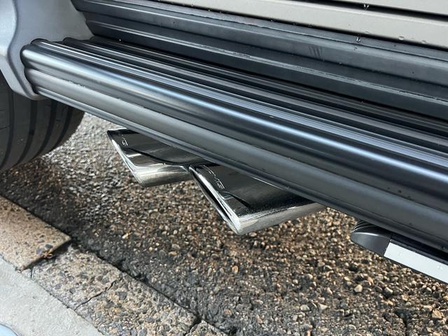 Ｇクラス Ｇ６３　ＡＭＧ　２０ｔｈアニバーサリー　正規ディーラー車　右ハンドル　限定３００台（内１００台限定）ナイトパッケージＩＩ　鍛造２３インチオリジナルホイール（新品装着）新品タイヤ　新車取説　保証書　スペアキー有（19枚目）