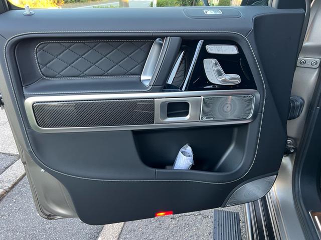 Ｇクラス Ｇ６３　ＡＭＧ　２０ｔｈアニバーサリー　正規ディーラー車　右ハンドル　限定３００台（内１００台限定）ナイトパッケージＩＩ　鍛造２３インチオリジナルホイール（新品装着）新品タイヤ　新車取説　保証書　スペアキー有（32枚目）
