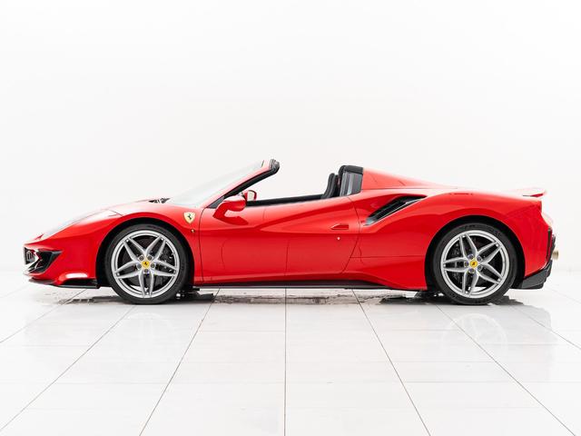 ４８８ピスタスパイダー ベースグレード　カーボンファイバードライバーゾーン＋ＬＥＤステア　カーボンレーシングシート　カーボンアンダードアカバー　カーボンキックプレート　カーボンリアディフューザー　Ｈｉ－Ｆｉオーディオシステム　安心保証付（15枚目）