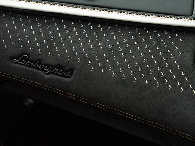 アヴェンタドール 　ロードスター　ＬＰ７８０－４　ウルティメ　最終モデル　２５０台限定車　レイリオン２０インチ　フロントリフター　カーボンインテリアトリム　カーボンリアディフューザー　カーボンフロントフラップ（41枚目）