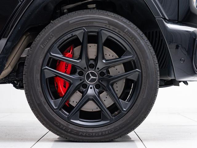 Ｇクラス Ｇ６３　ローンチエディション　右ハンドル　期間限定特別仕様車　プラチナホワイトレザーエクスクルーシブパッケージ　ナイトパッケージ　キーレス＆ゴー　ＡＭＧカーボンインテリアトリム　ＡＭＧ２１インチアルミ　レッドブレーキキャリパー（2枚目）