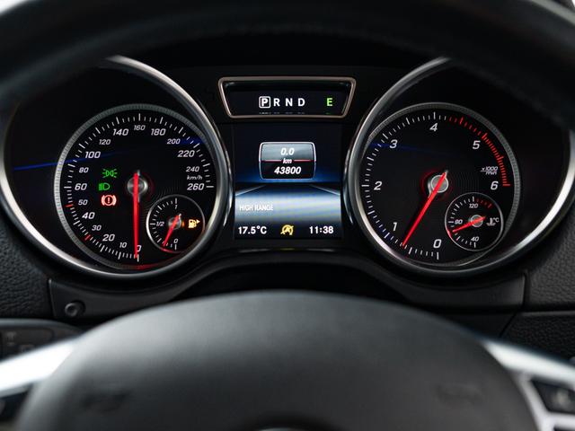 Ｇクラス Ｇ３５０ｄ　保証付　ラグジュアリーパッケージ　ＡＭＧ２０インチ　サンルーフ　ブラックレザーシート　アダプティブクルーズコントロール　フルセグＴＶ　前後席シートヒーター　バックカメラ　ハーマンカードンオーディオ（26枚目）