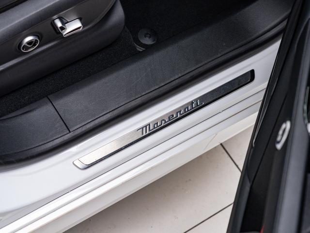 グレカーレ ＧＴ　保証付　パノラミックサンルーフ　Ｓｏｎｕｓ　ｆａｂｅｒサウンドシステム　ＬＥＤヘッドライト　ヒーター付き黒革　フルセグＴＶ　ワイヤレスチャージャー　パーキングアシスト　３６０カメラ　バーチャルＣＰ（24枚目）