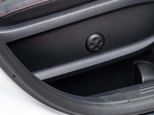 GLB GLB200d 4マチック AMGラインパッケージ 保証付 3列7人乗 パノラミックスライディングルーフ アドバンスドパッケージ 純正ナビ フルセグTV パワーバックドア AMG19インチ アダプティブクルーズコントロール メモリー機能付き電動シート(21枚目)