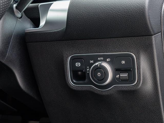 GLB GLB200d 4マチック AMGラインパッケージ 保証付 3列7人乗 パノラミックスライディングルーフ アドバンスドパッケージ 純正ナビ フルセグTV パワーバックドア AMG19インチ アダプティブクルーズコントロール メモリー機能付き電動シート(23枚目)