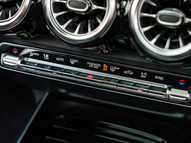 GLB GLB200d 4マチック AMGラインパッケージ 保証付 3列7人乗 パノラミックスライディングルーフ アドバンスドパッケージ 純正ナビ フルセグTV パワーバックドア AMG19インチ アダプティブクルーズコントロール メモリー機能付き電動シート(30枚目)