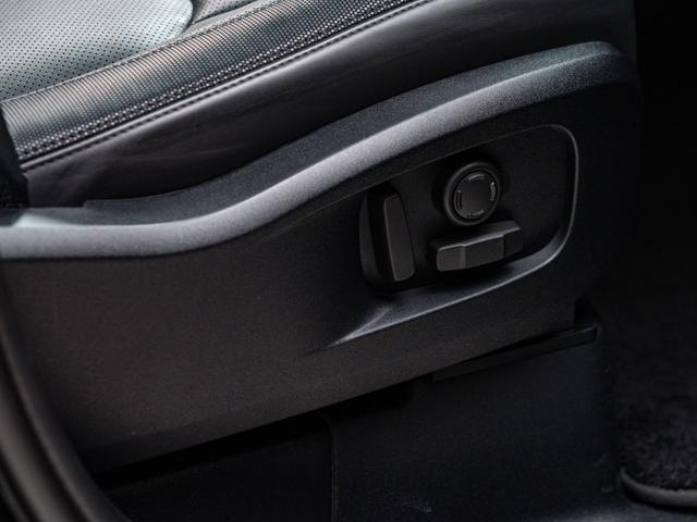 ディフェンダー 110X-ダイナミックHSE D300 保証付 サイドステップ スライディングサンルーフ ヒーター&ベンチレーション機能 エクステンデッドブラックエクステリアパック エアサスペンション フル液晶メーターパネル MERIDIANオーディオ(22枚目)