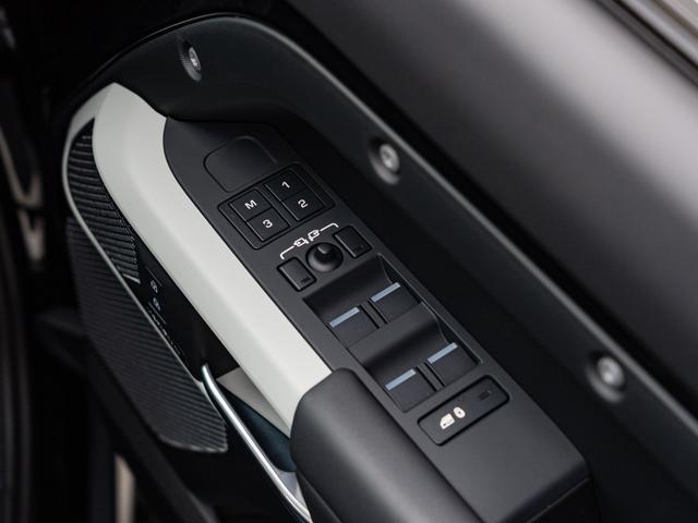 ディフェンダー 110X-ダイナミックHSE D300 保証付 サイドステップ スライディングサンルーフ ヒーター&ベンチレーション機能 エクステンデッドブラックエクステリアパック エアサスペンション フル液晶メーターパネル MERIDIANオーディオ(25枚目)