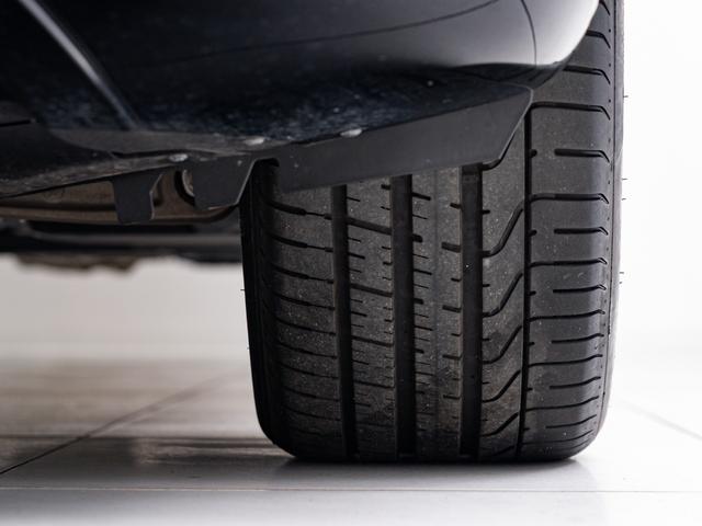 車体を前方から見た際の【左前輪】です。溝の残量やキズの有無など、より状態を詳しくお知りになりたい場合はスタッフまでお尋ね下さいませ。