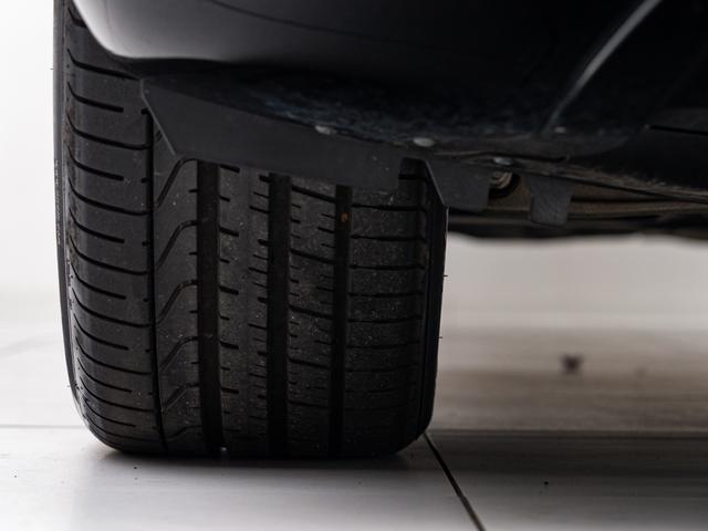 車体を前方から見た際の【右前輪】です。溝の残量やキズの有無など、より状態を詳しくお知りになりたい場合はスタッフまでお尋ね下さいませ。