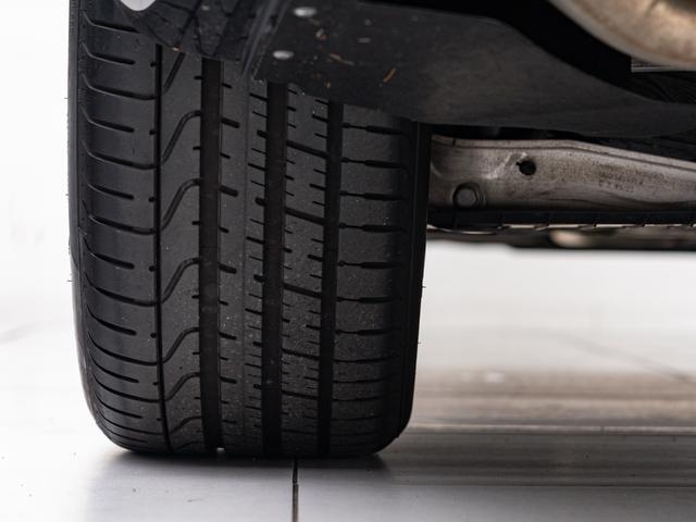 車体を後方から見た際の【左後輪】です。溝の残量やキズの有無など、より状態を詳しくお知りになりたい場合はスタッフまでお尋ね下さいませ。