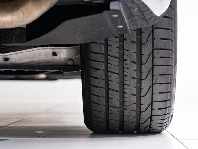 車体を後方から見た際の【右後輪】です。溝の残量やキズの有無など、より状態を詳しくお知りになりたい場合はスタッフまでお尋ね下さいませ。