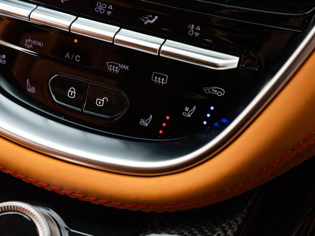 ＤＢＸ ７０７　保証付　オプションカラー　２３インチ鍛造アルミテクスチャードブラック　インスパイア・スポーツモノトーンインテリア　パノラマサンルーフ　コントラストステッチ　ジェスチャーコントロール付パワーテールゲート（31枚目）