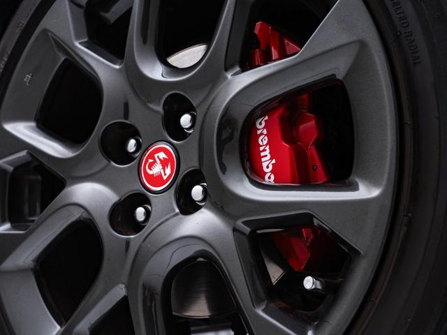 アバルト124 スパイダー 1イヤーアニバーサリー 保証付 50台限定車 専用RECAROレザーシート ナビゲーションパッケージ アダプティブ機能付きフルLEDヘッドライト ヘッドライトウォッシャー CD/DVDプレイヤー 地デジTV バックカメラ(12枚目)