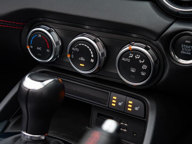 アバルト124 スパイダー 1イヤーアニバーサリー 保証付 50台限定車 専用RECAROレザーシート ナビゲーションパッケージ アダプティブ機能付きフルLEDヘッドライト ヘッドライトウォッシャー CD/DVDプレイヤー 地デジTV バックカメラ(29枚目)