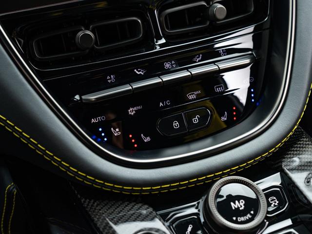 ＤＢＸ ７０７　保証付　パノラマサンルーフ　イエローキャリパー　イエローステッチ　ツートンカラーシート　シートヒーター＆シートクーラー（フロント／リア）（4枚目）