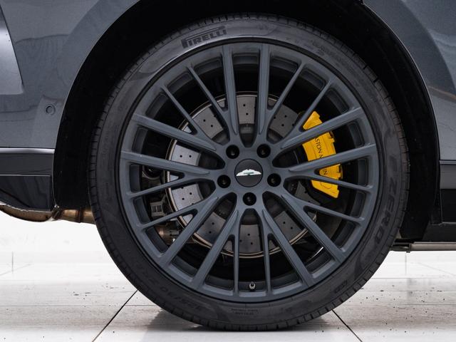 ＤＢＸ ７０７　保証付　パノラマサンルーフ　イエローキャリパー　イエローステッチ　ツートンカラーシート　シートヒーター＆シートクーラー（フロント／リア）（8枚目）