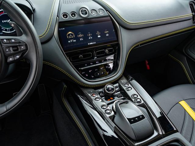 ＤＢＸ ７０７　保証付　パノラマサンルーフ　イエローキャリパー　イエローステッチ　ツートンカラーシート　シートヒーター＆シートクーラー（フロント／リア）（30枚目）