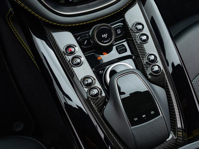 ＤＢＸ ７０７　保証付　パノラマサンルーフ　イエローキャリパー　イエローステッチ　ツートンカラーシート　シートヒーター＆シートクーラー（フロント／リア）（34枚目）