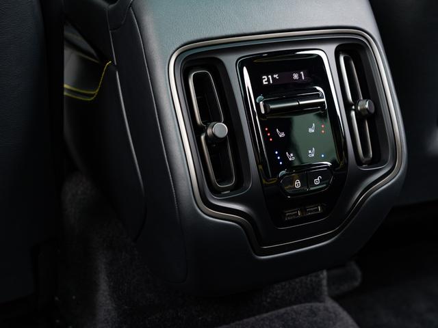 ＤＢＸ ７０７　保証付　パノラマサンルーフ　イエローキャリパー　イエローステッチ　ツートンカラーシート　シートヒーター＆シートクーラー（フロント／リア）（41枚目）